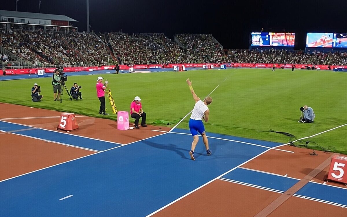 Vliegende speer raakt jurylid bijna tijdens EK atletiek in Birmingham