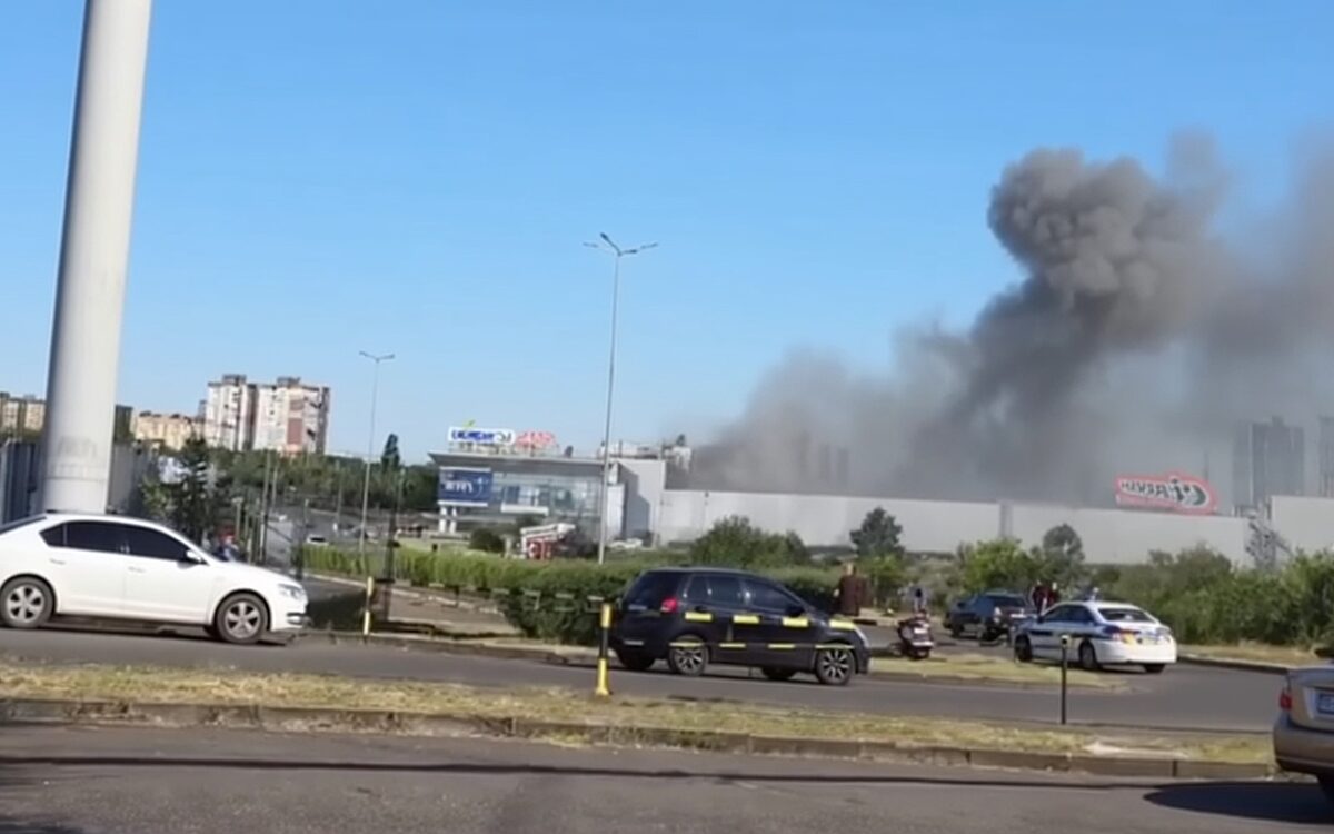 Minstens 15 doden door Russische aanval op winkelcentrum in thuisstad Zelensky