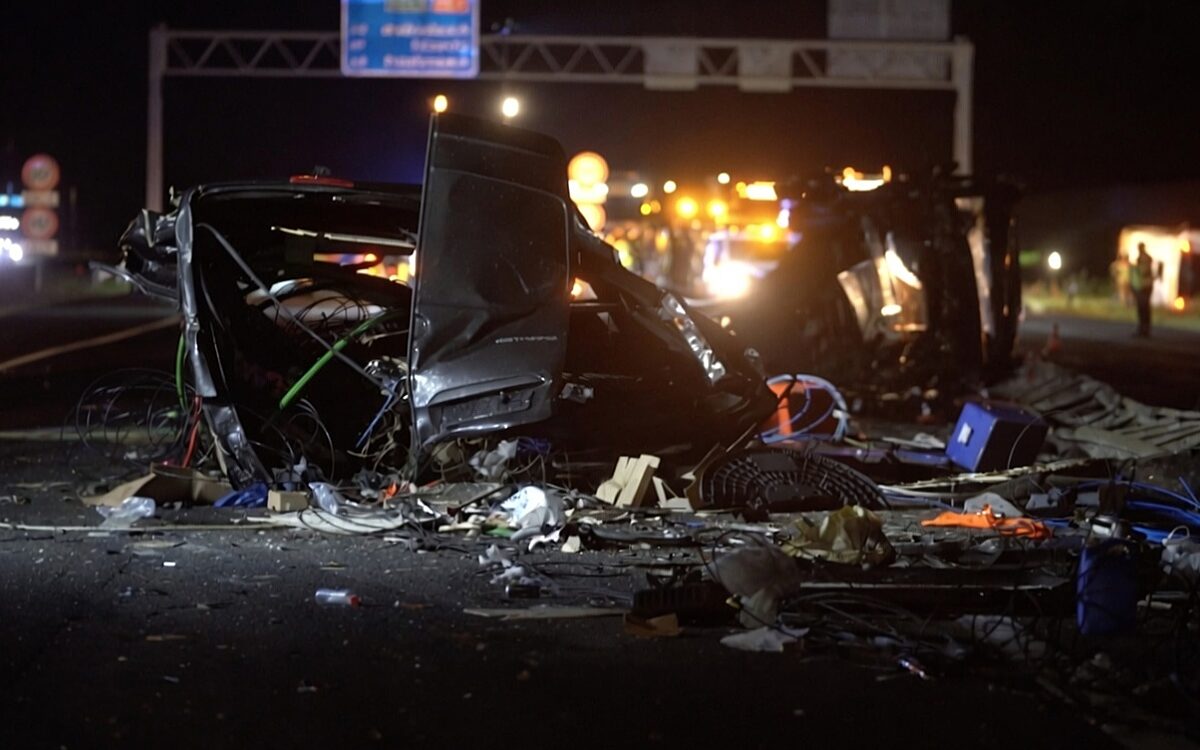 A28 nog uren afgesloten na ongeluk met touringcar, meerdere gewonden