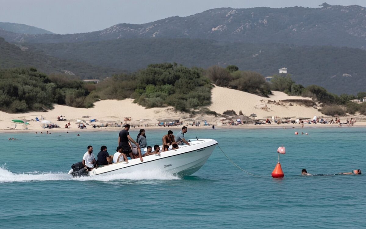Zwemster gewond bij aanvaring met migrantenboot voor Italiaanse kust