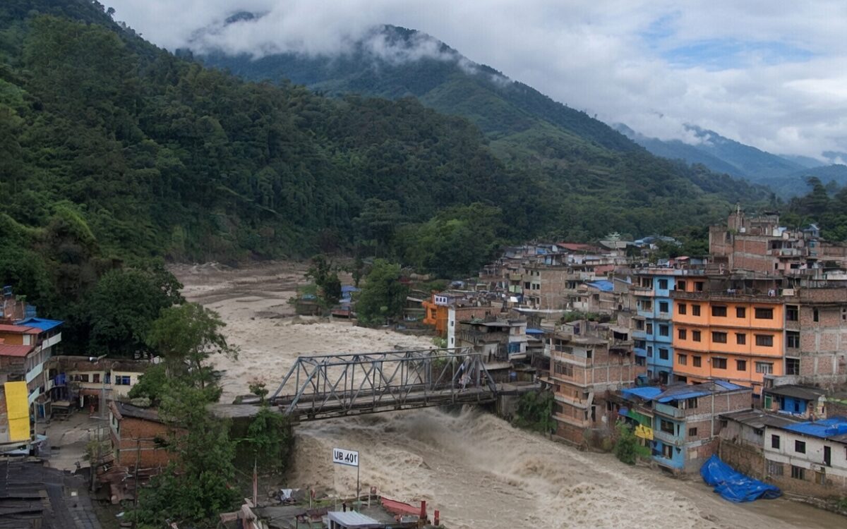Honderden toeristen vermist na overstromingen in Nepal, zoektocht naar Nederlander