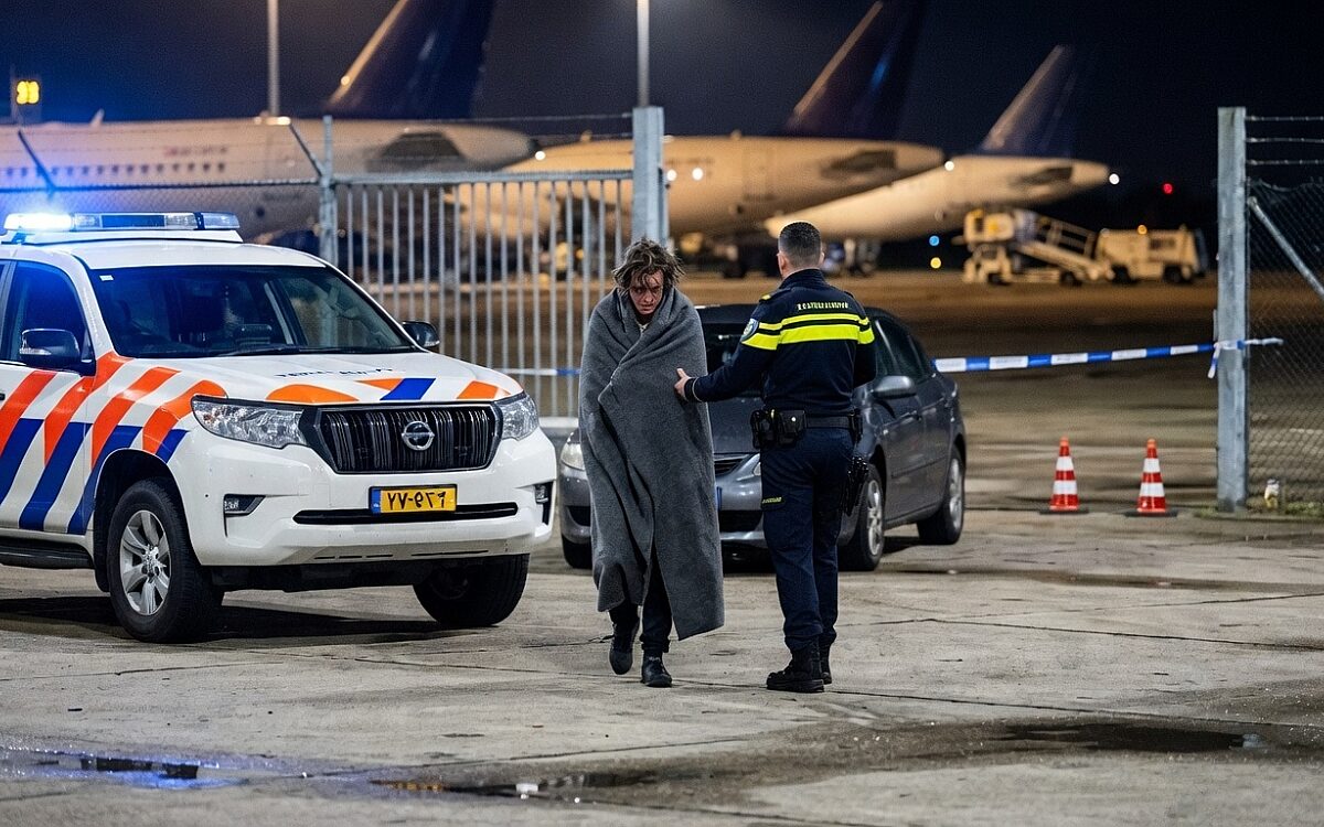 Naakte automobiliste breekt door hek en komt op terrein Eindhoven Airport terecht