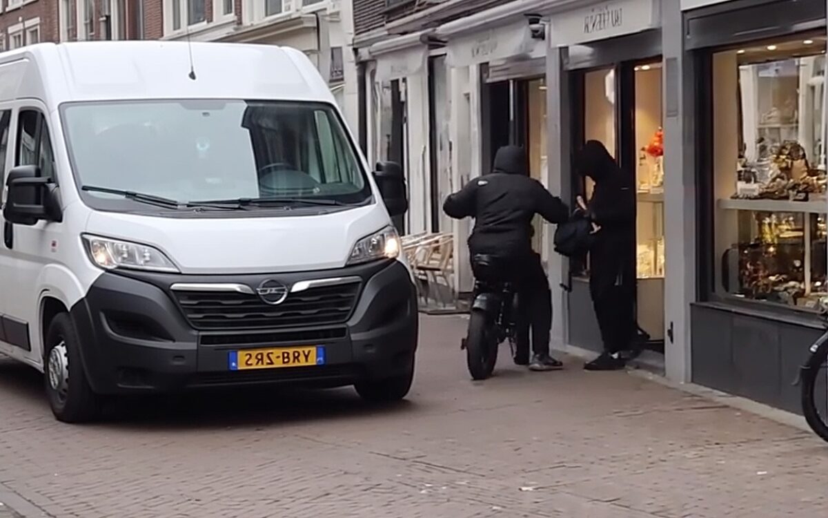 Gewapend tuig op fatbikes beroven juwelier in Dordrecht