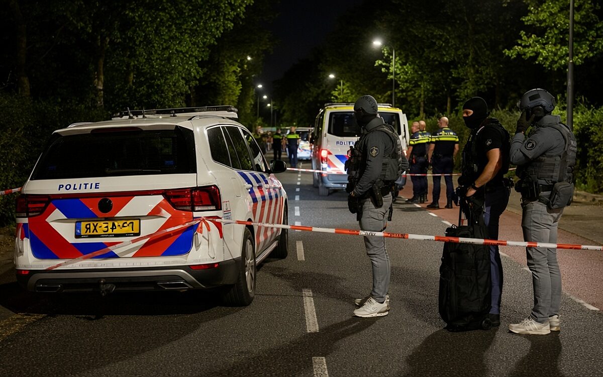 Dode en twee gewonde agenten bij schietpartij in Overasselt