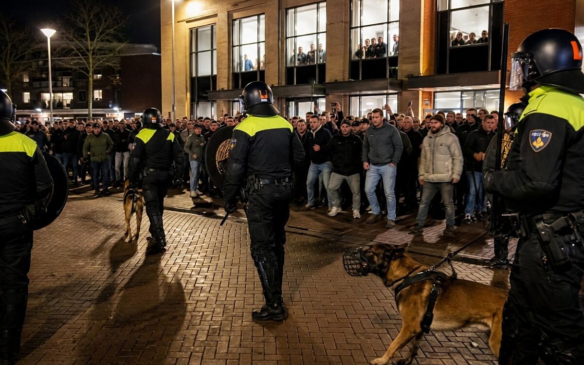 Raadsleden bleven binnen vanwege anti-azc-demonstratie in Tholen