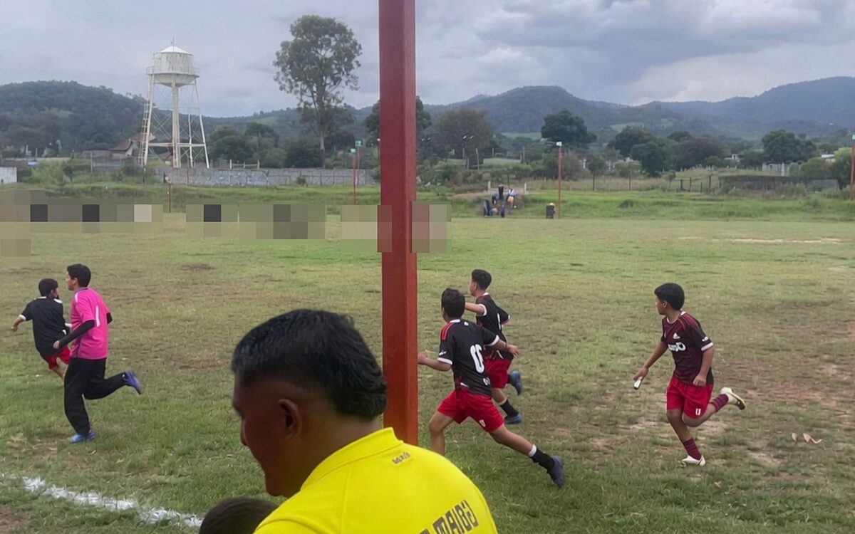Hooligans bestormen veld en belagen voetballers in Mexicaans Michoacán