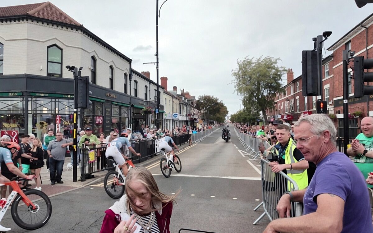 Opmerkelijk: vrouw wandelt met haar karretje over parcours tijdens Tour of Britain