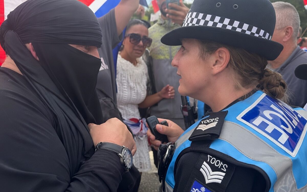Man verschijnt in boerka bij protest na politieverbod op gezichtsbedekking
