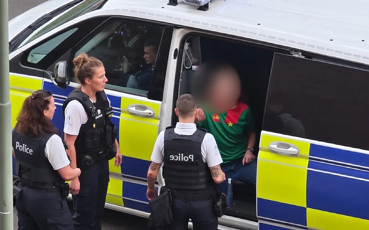 Ophef na harde klap van agent in gezicht van geboeide vrouw