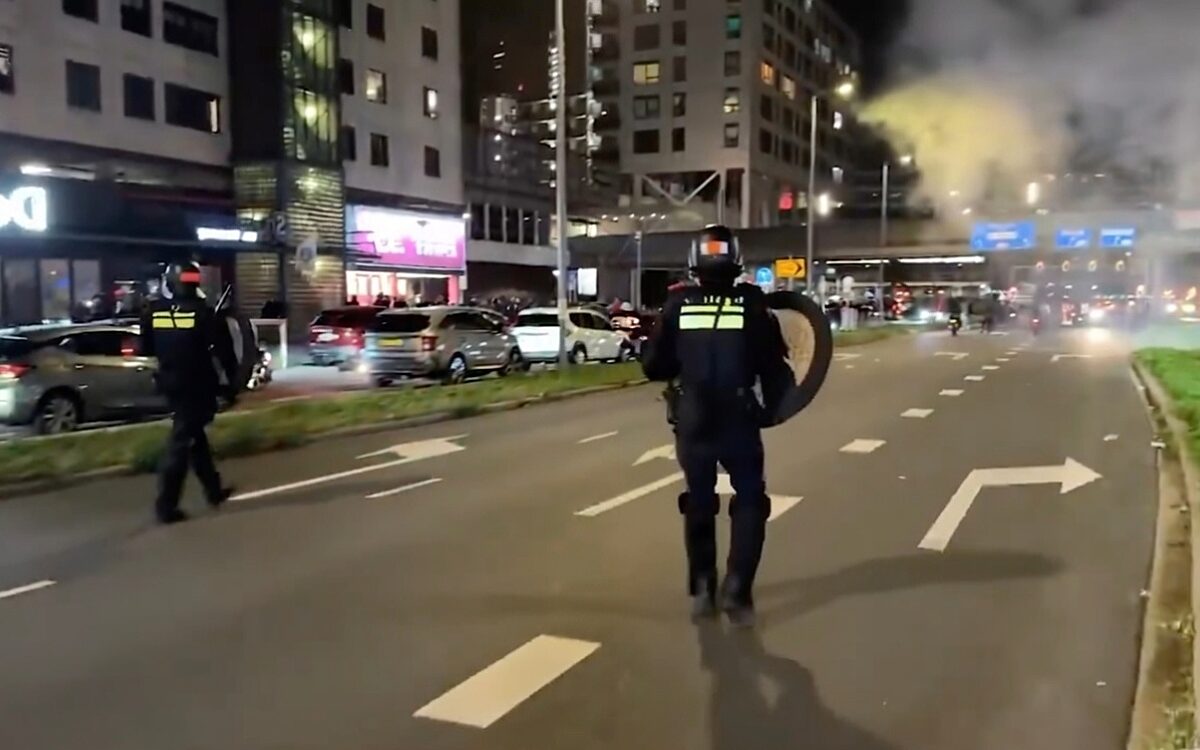 Eén arrestatie na bekogeling ME bij stille tocht voor Juan Alfredo Goeloe