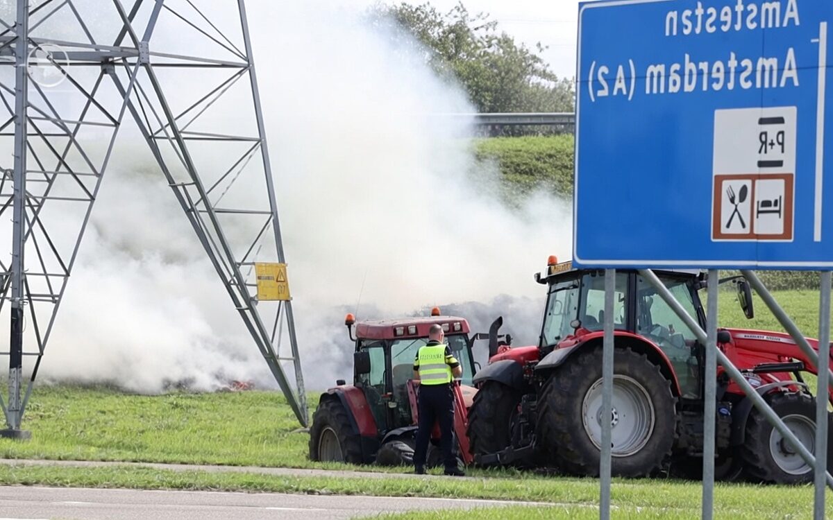 Politie houdt zeven boeren aan na brandende hooibalen langs A2 bij Breukelen