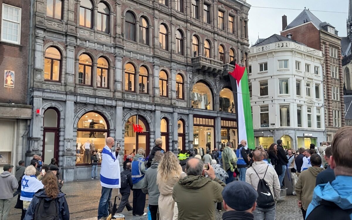 Palestijnse vlag van H&M-pand gehaald tijdens pro-Israëlische demonstratie