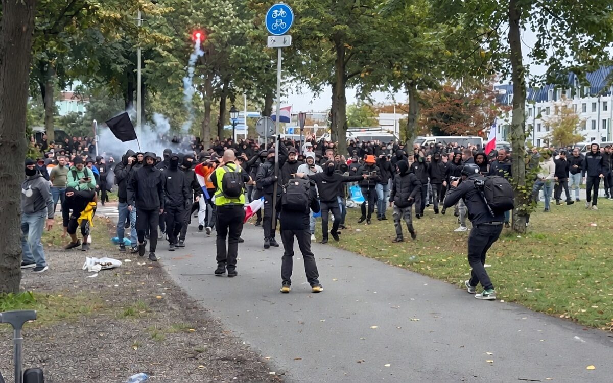 ME treedt op na escalatie bij extreemrechtse mars op het Malieveld