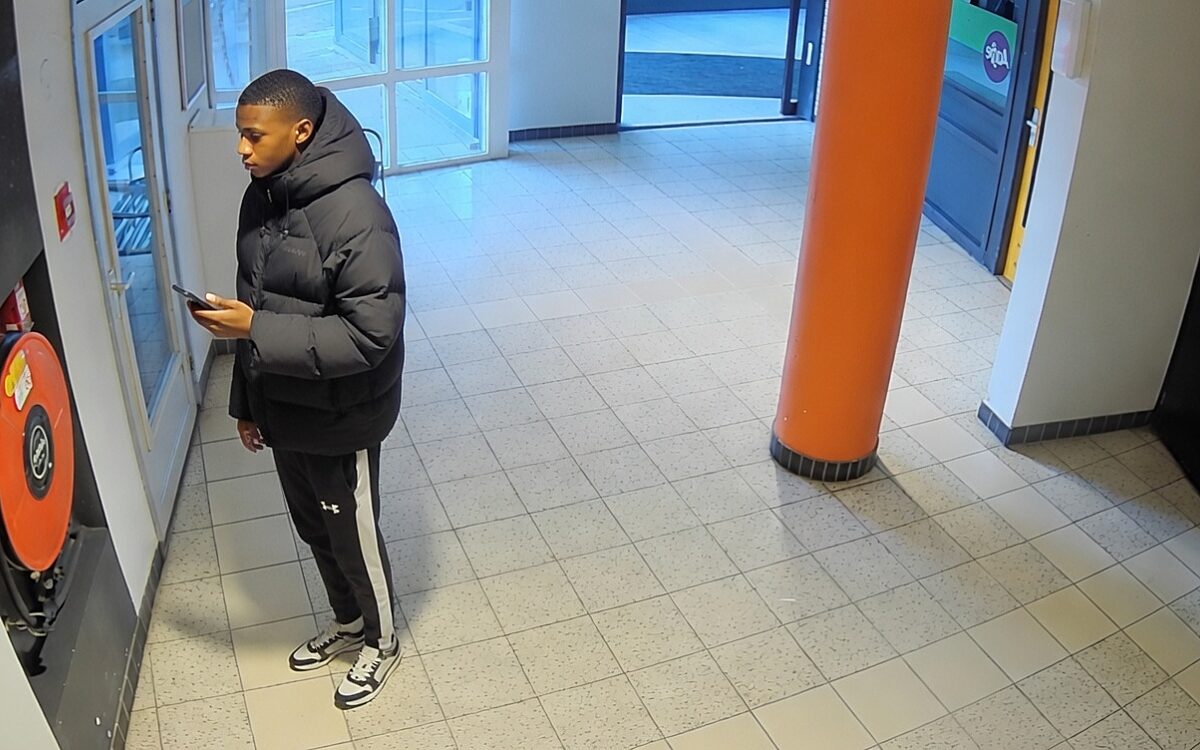 Nepagent herkenbaar in beeld na sieradendiefstal bij 88-jarige vrouw