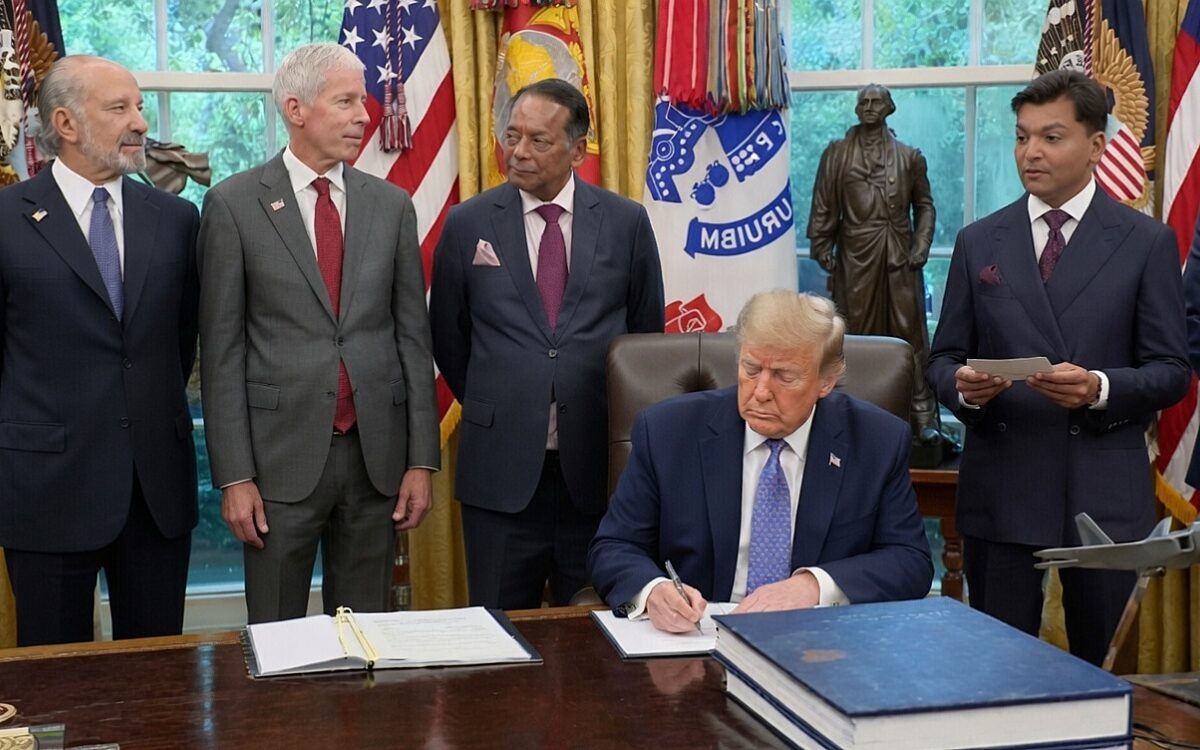 Donald Trump (80) volledig uitgeteld tijdens ‘historische’ bijeenkomst