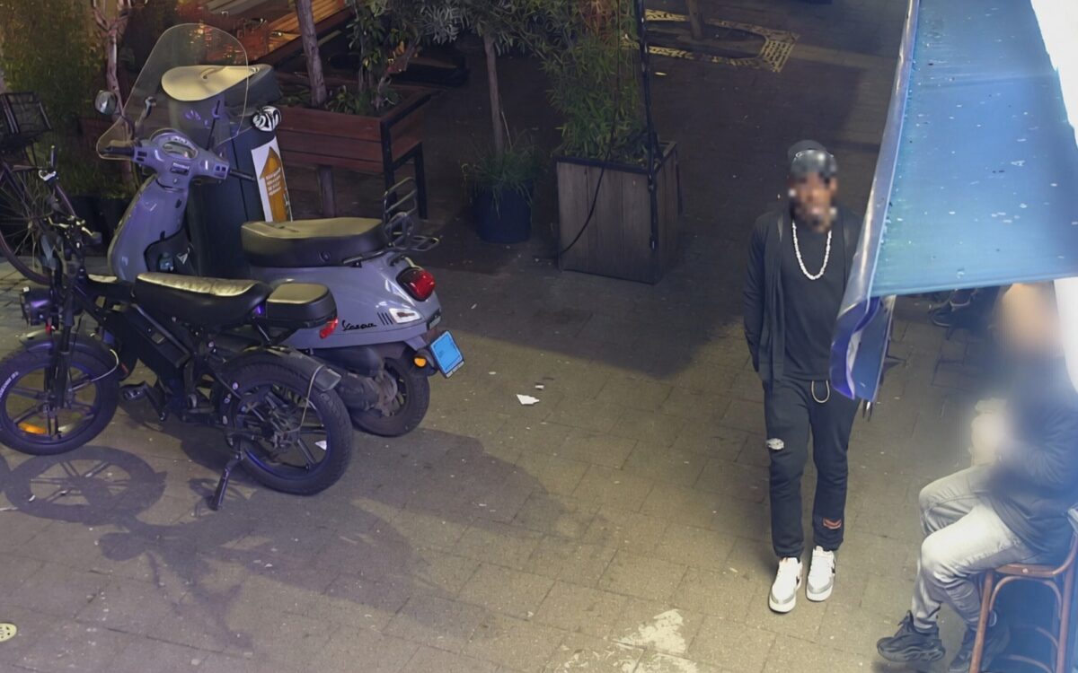 Politie Rotterdam zoekt verdachte die slachtoffer in hals sneed