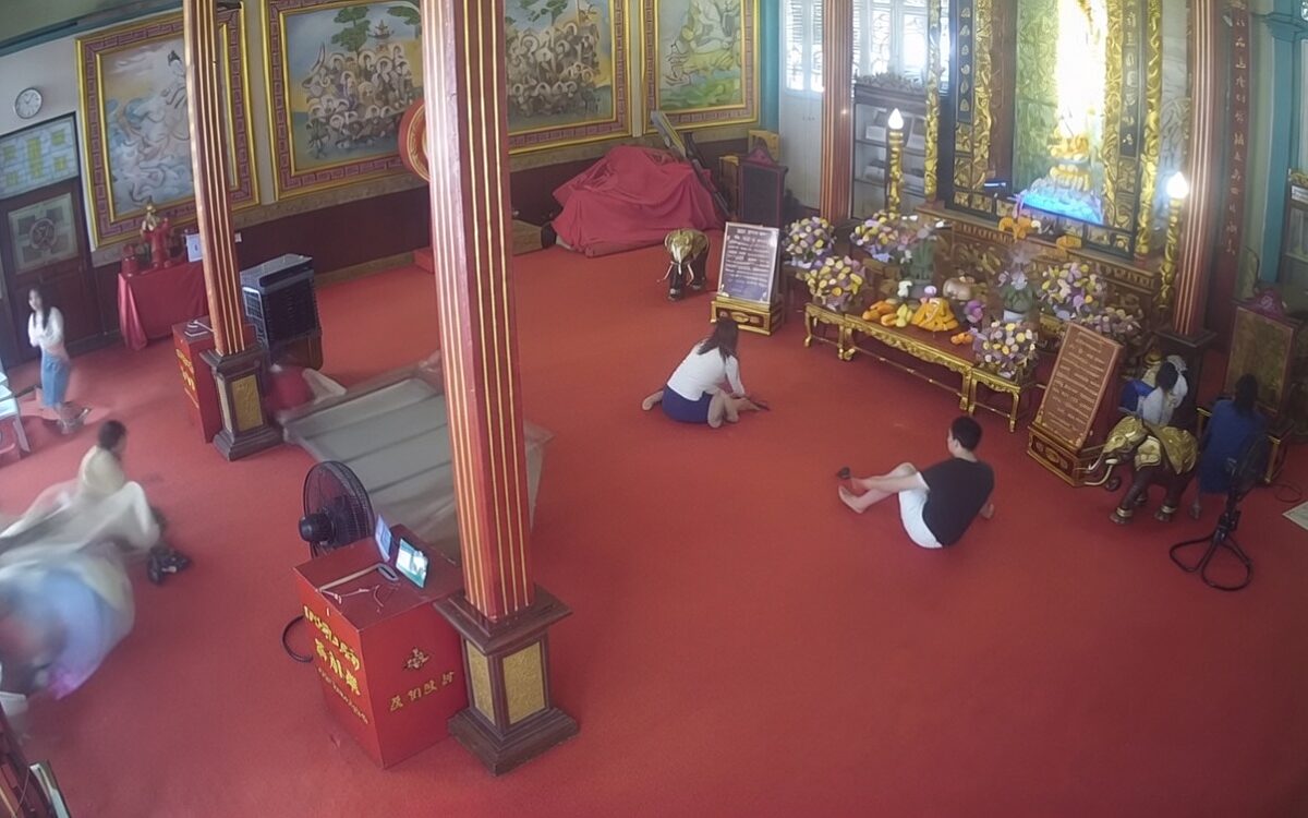 Bestuurder rijdt Guanyin-heiligdom in Yaowarat binnen: drie gewonden