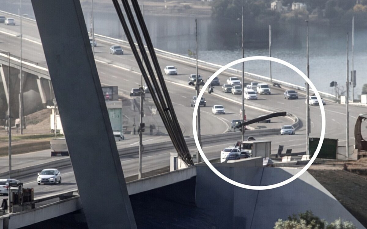Russische drone slaat in op Oekraïense brug terwijl er automobilisten op staan

Op beelden is te zien hoe een Russische drone neerkomt op een brug in Oekraïne. Op het moment van de inslag bevinden zich daar automobilisten.