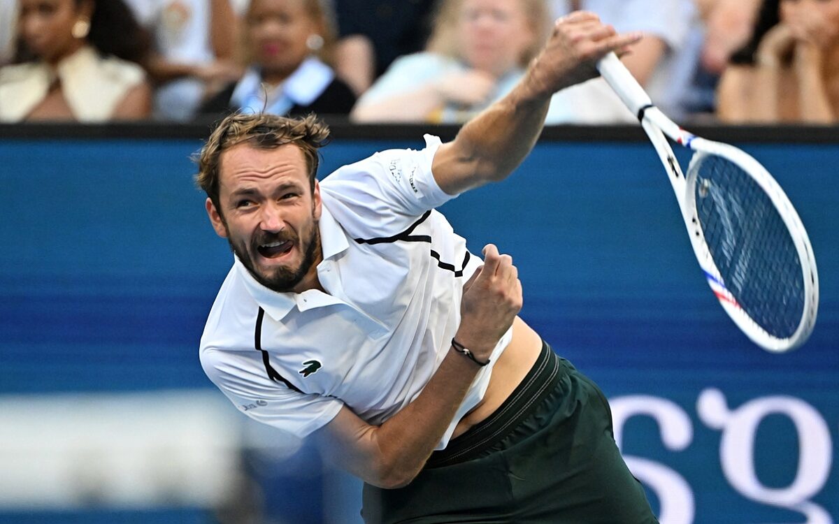 Medvedev uit toernooi gezet tegen Djokovic nadat bal toeschouwer in het oog raakt