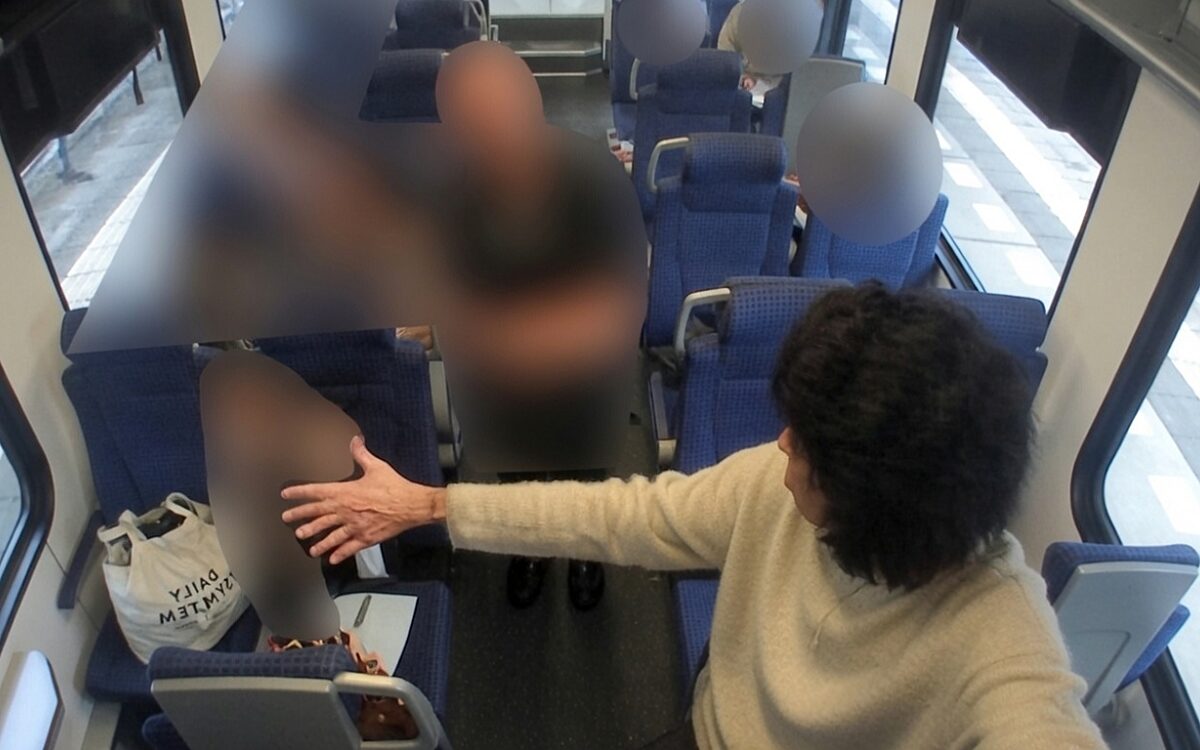 Conducteur op perron bespuugd en mishandeld door zwartrijder, beelden zijn schokkend