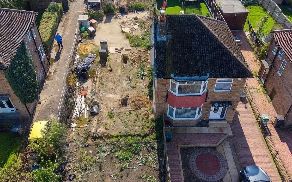 Nachtmerrie voor moeder: buurman breekt zijn deel van twee-onder-een-kapwoning af