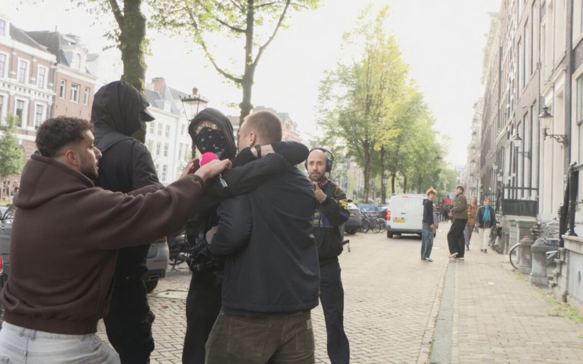 Antifa-activist valt Left Laser aan in Amsterdam, daarbij vallen rake klappen