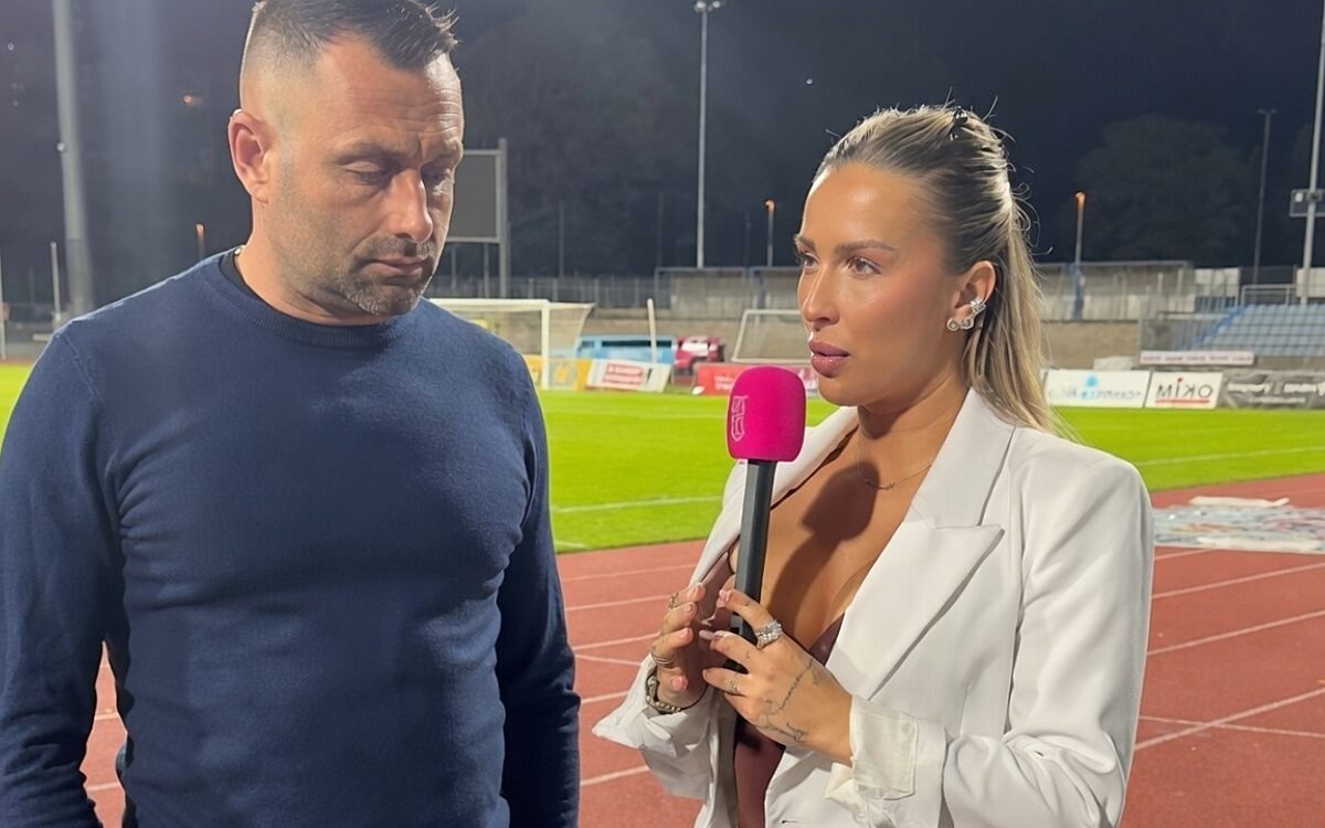 Coach knokt voor zijn hachje in fel vraaggesprek na afloop van de wedstrijd