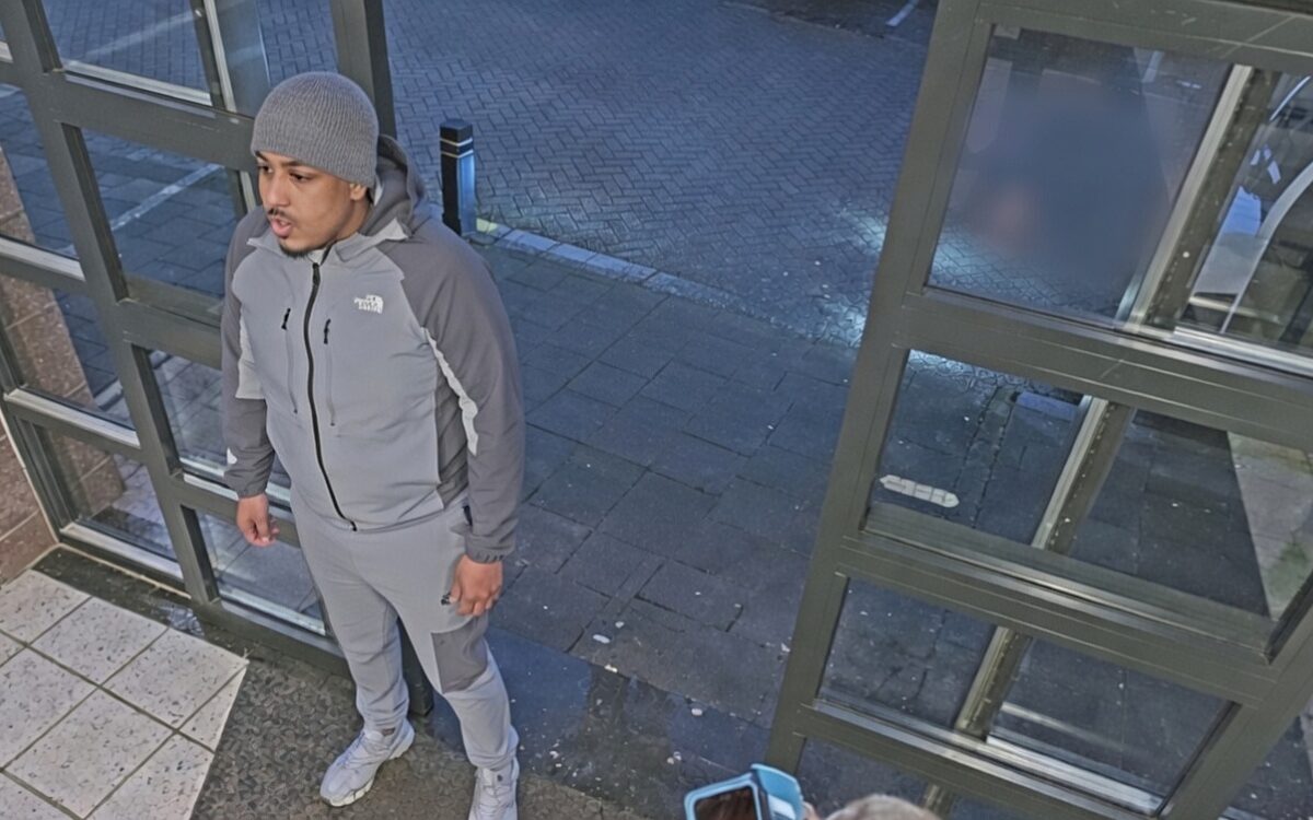 Jonge man doet zich voor als rechercheur en steelt sieraden van vrouw (81), politie zoekt verdachte