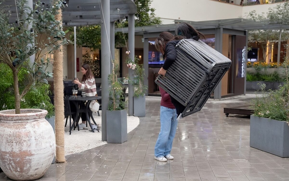 Schommel in Mexicaans winkelcentrum lanceert vrouw de lucht in