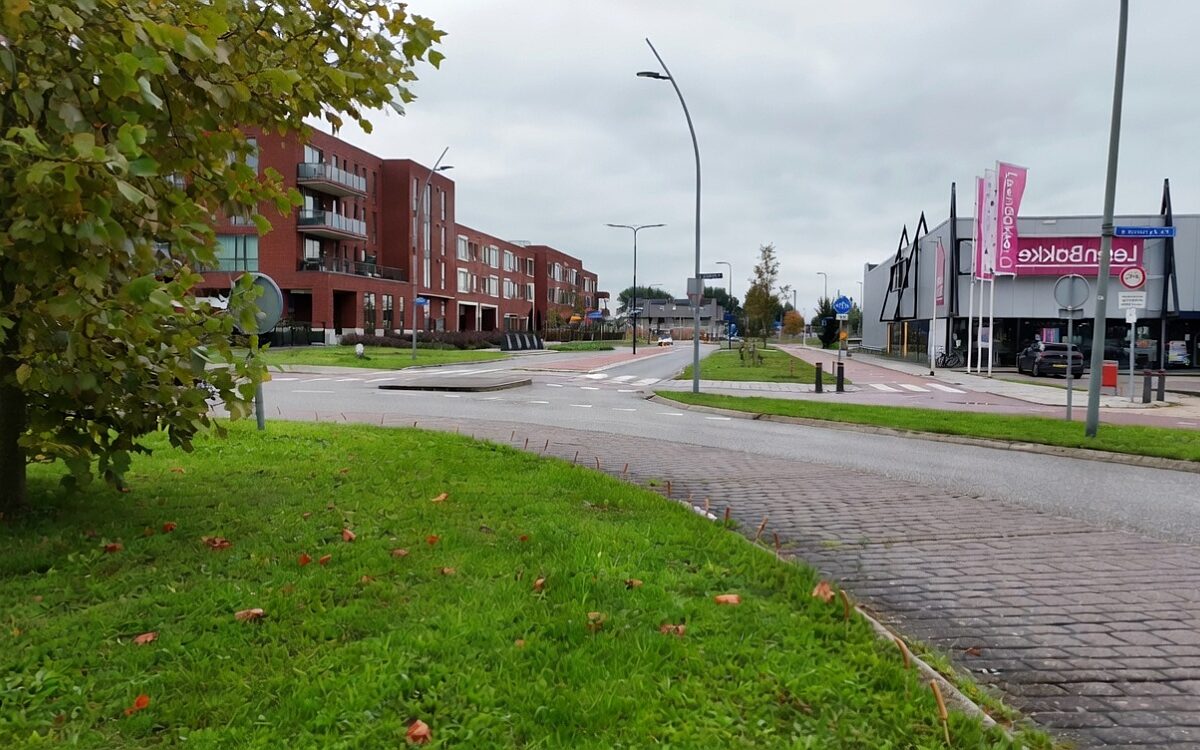Mysterie bij rotonde in Dronten: tientallen knakworsten op stokjes aangetroffen