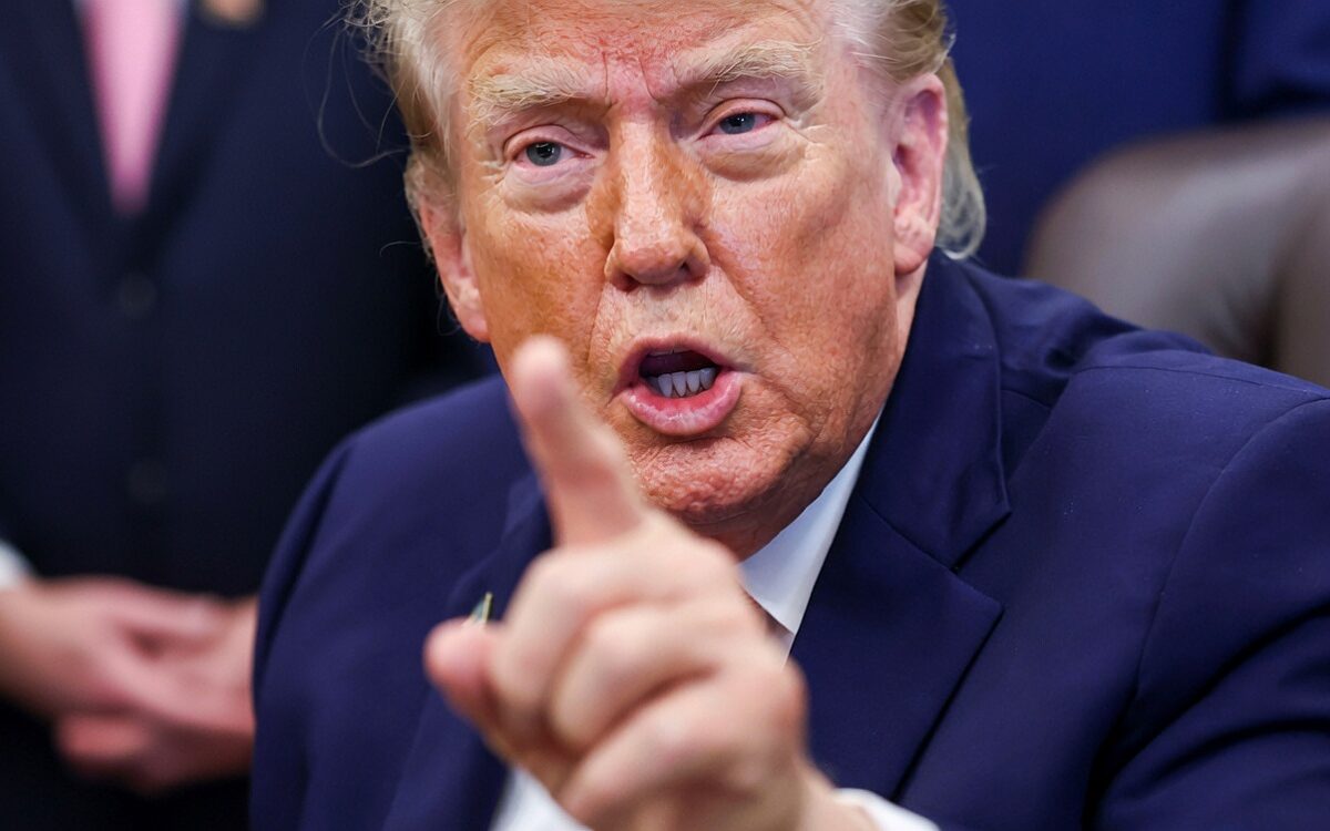 Donald Trump flipt tijdens persconferentie: "You better be careful!"