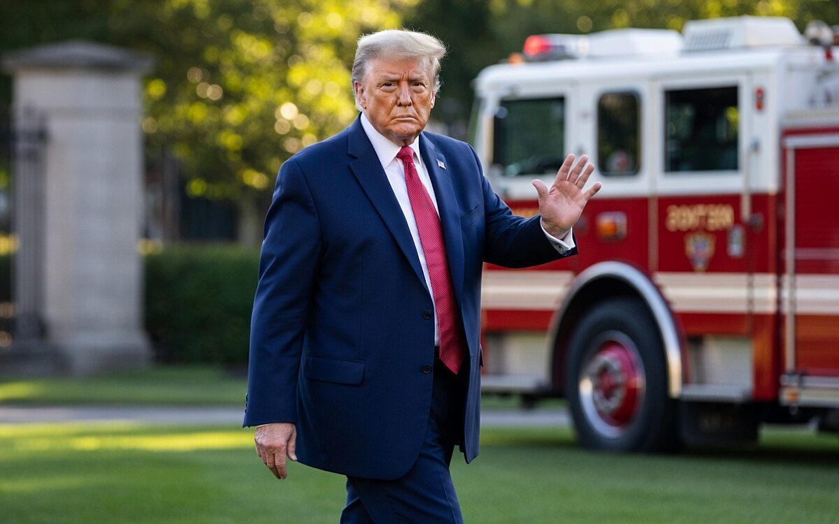 LOL: Trump zwaait naar helemaal niemand, lof voor uitzoomende cameraman