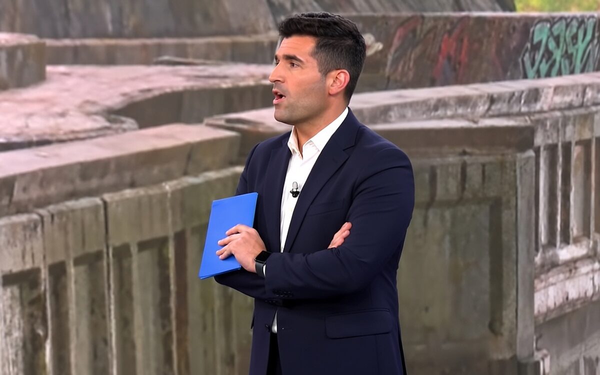 Spaanse reporter wijst op gevaarlijke golven en wordt prompt zelf kletsnat