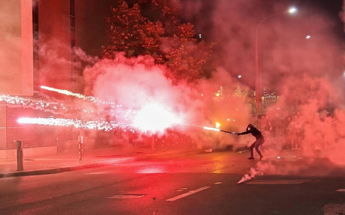 Politie in Tirana bestookt met vuurwerk door demonstranten bij protesten