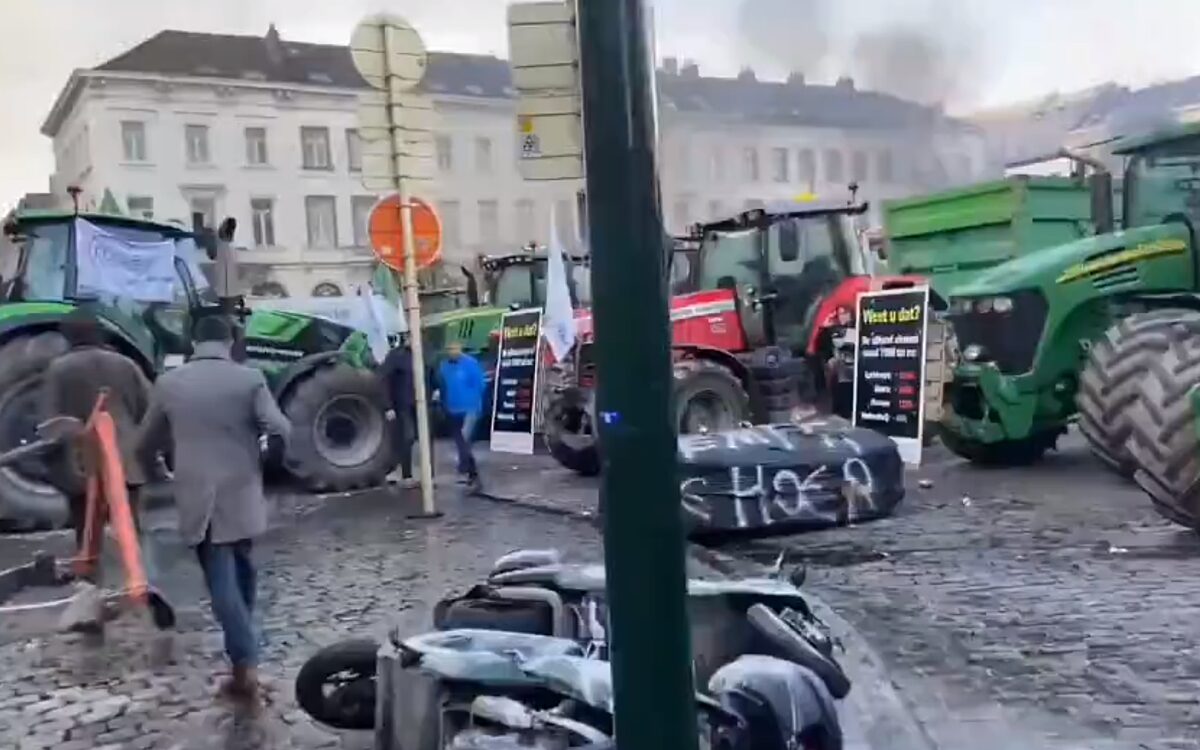 Zien: Massaal boerenprotest in Brussel, politie zet traangas in