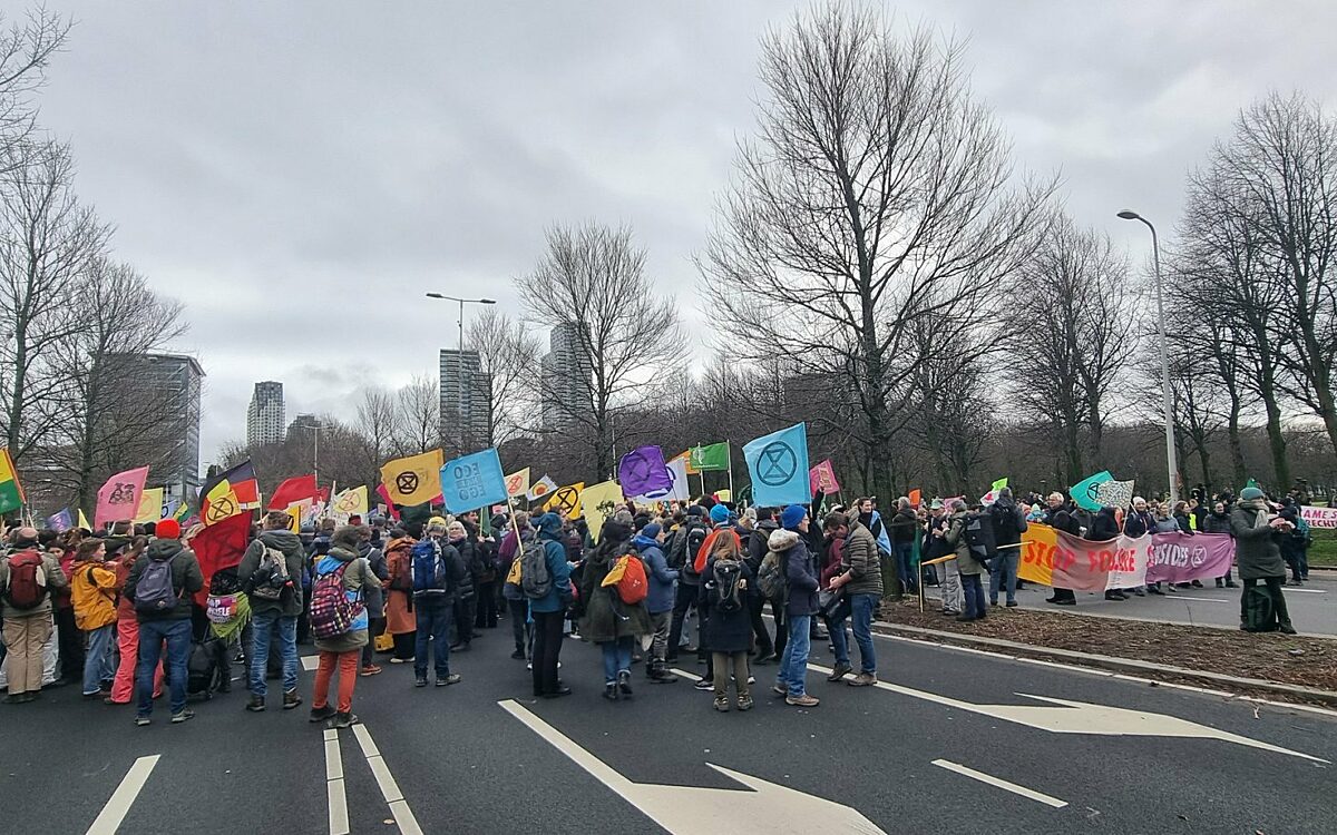Beelden: Honderden klimaatactivisten bezetten opnieuw de A12, politie grijpt in
