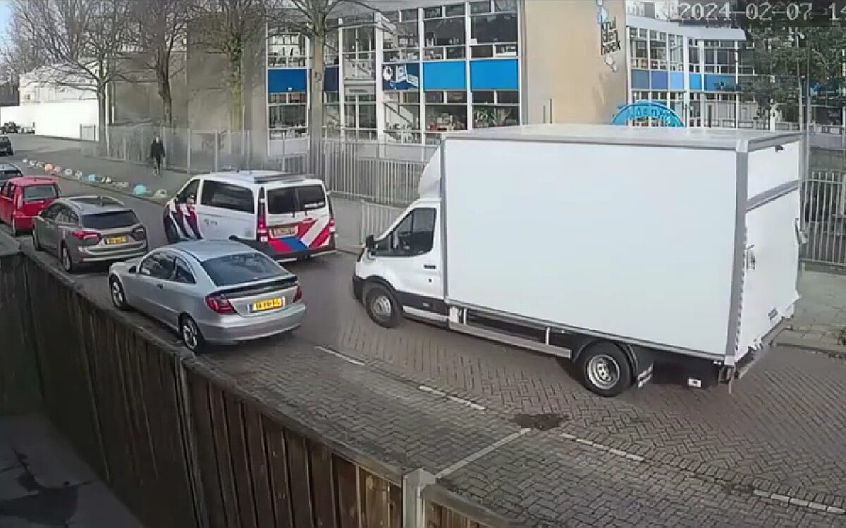 Politie maakt flater in Ommoord: knalt vol tegen witte bestelbus