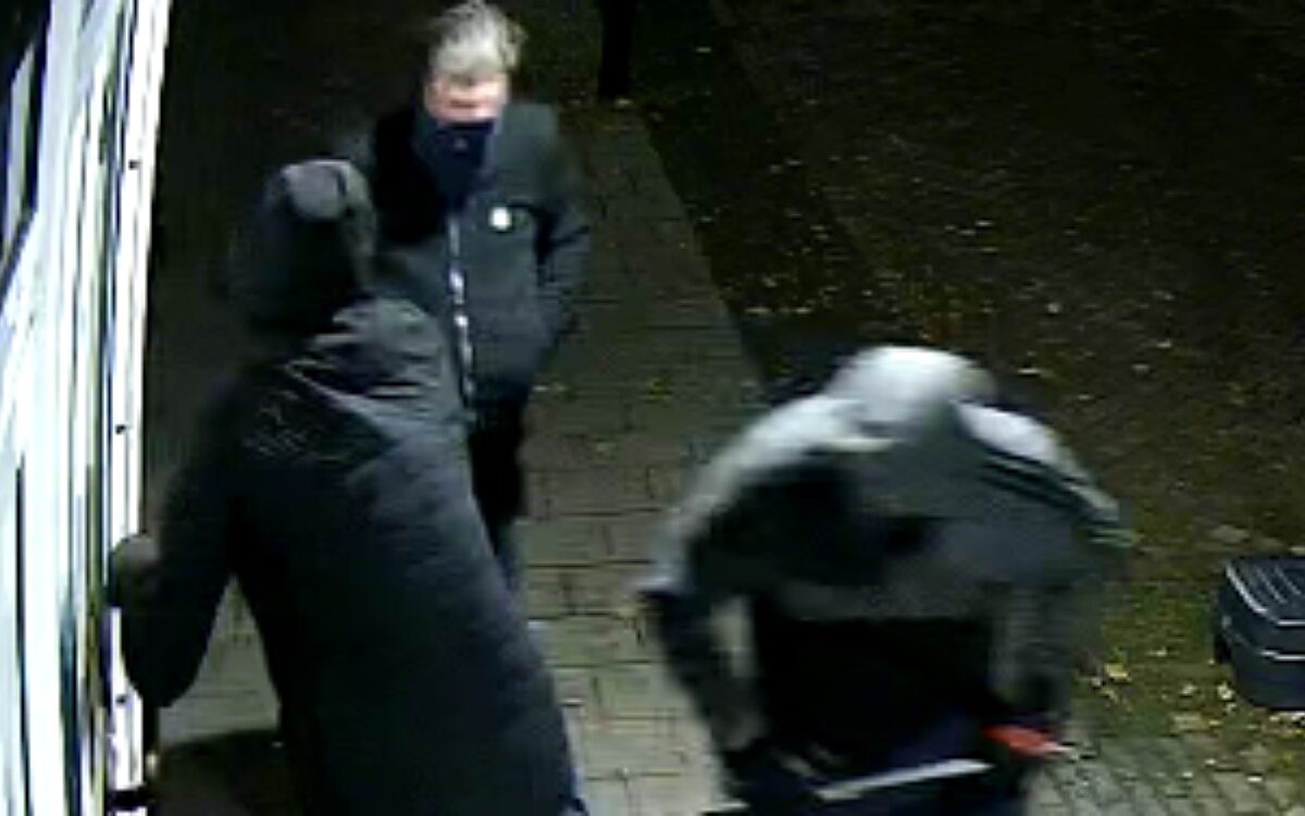Video: Inbrekers in Zwolle hebben niet door dat alarm afgaat