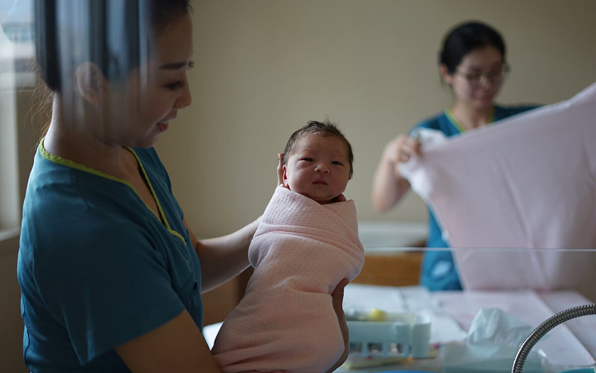 Bizar: Chinese baby geboren met een staart van tien centimeter