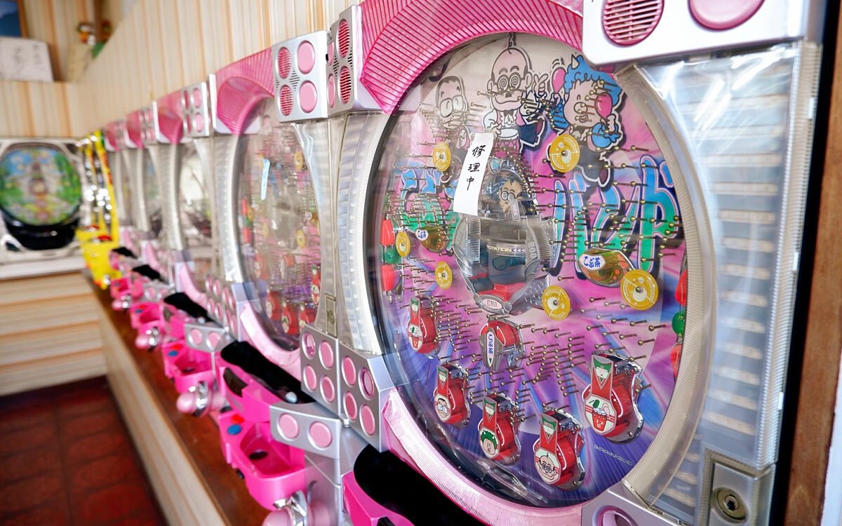Japan: man gooit urine over gokmachine