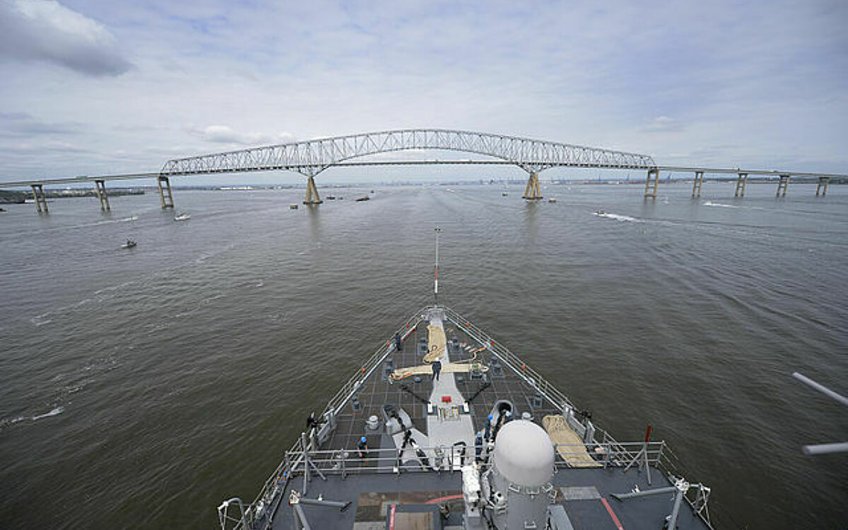 Video laat zien: vrachtschip botst tegen giga-brug in Maryland