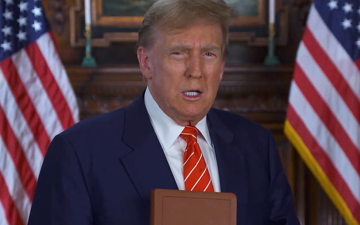 Zien: Trump verkoopt bijbels om juridische kosten te dekken