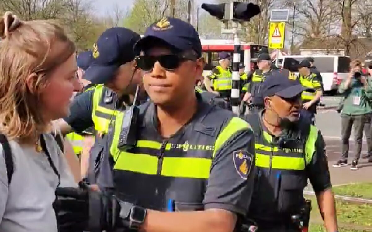 Clash op X: Britt gaat aangifte doen tegen agent die haar borst aanraakte tijdens klimaatdemonstratie