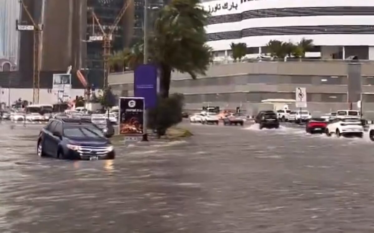Beelden tonen extreem noodweer in Dubai