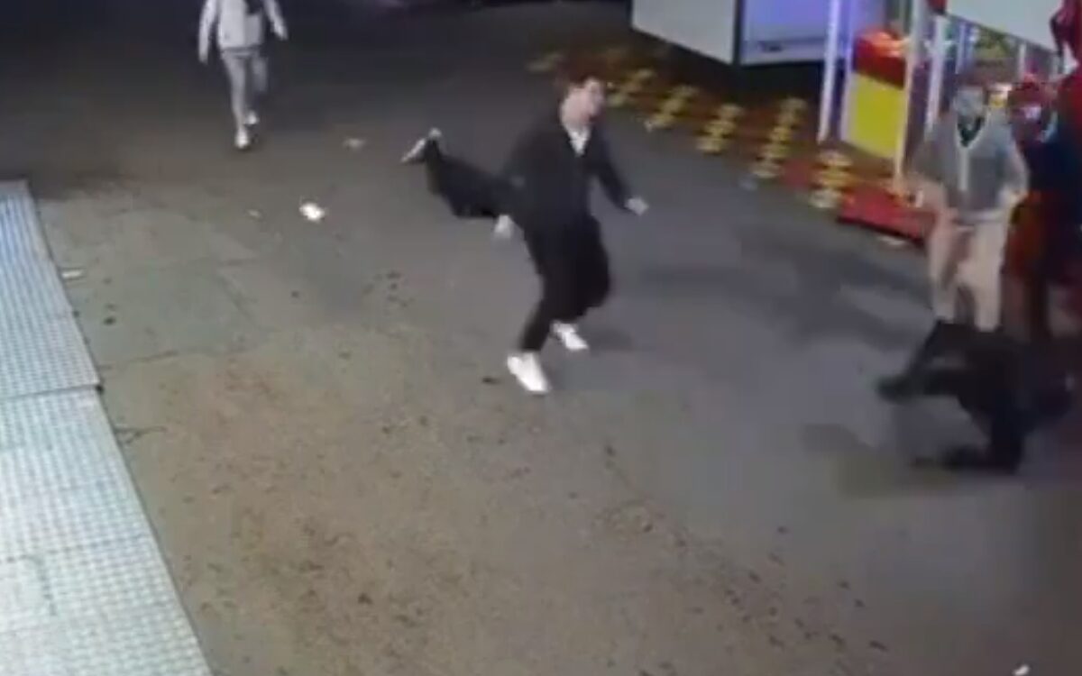 Video: Vechtpartij escaleert op kermis in Parijs