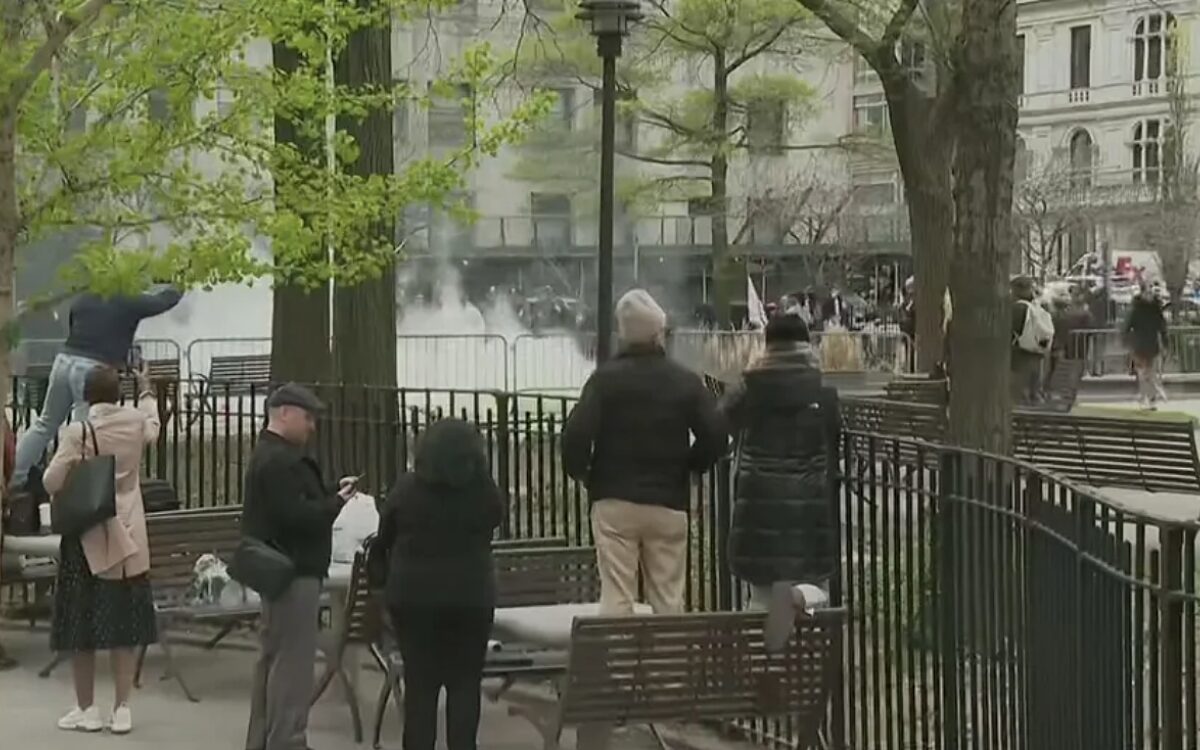 Man zet zichzelf in brand in New York bij rechtbank waar strafproces tegen Trump plaatsvindt