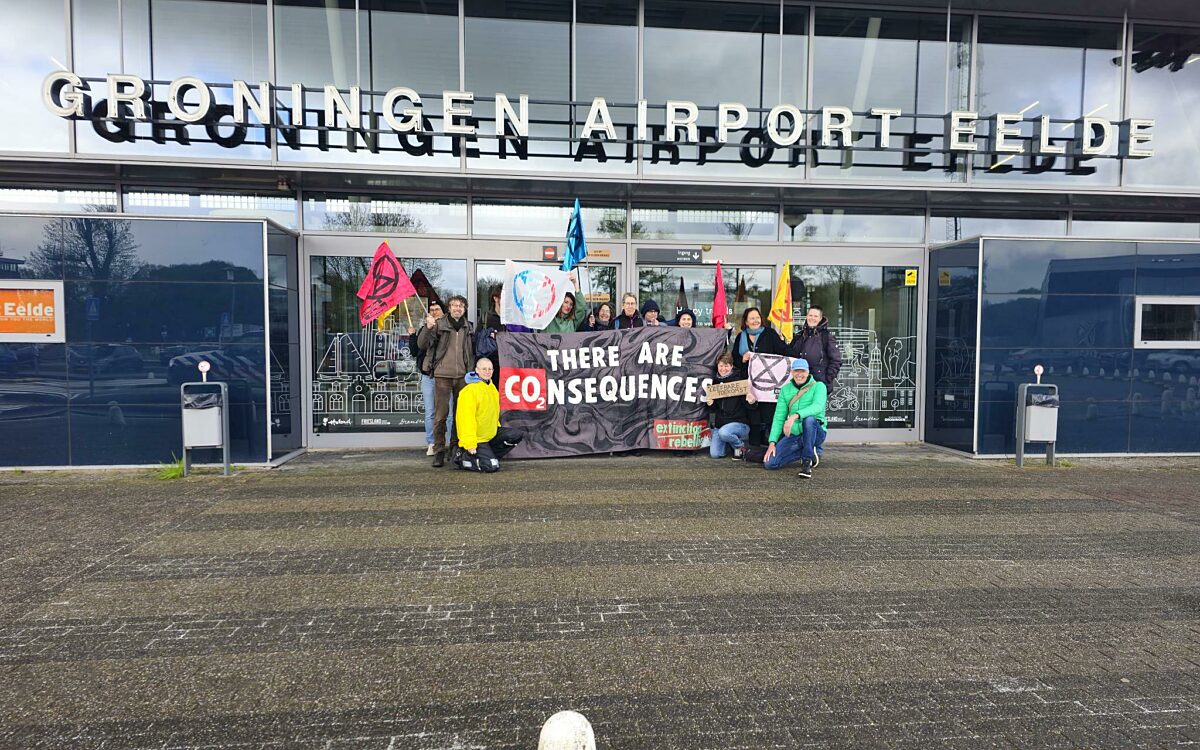 Video: Extinction Rebellion blokkeert weg naar vliegveld Eelde