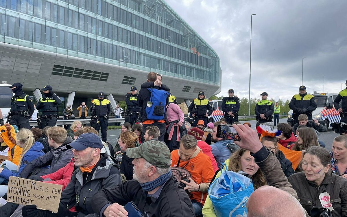 Video: Extinction Rebellion bezet A10 op Koningsdag, automobilisten zijn gefrustreerd