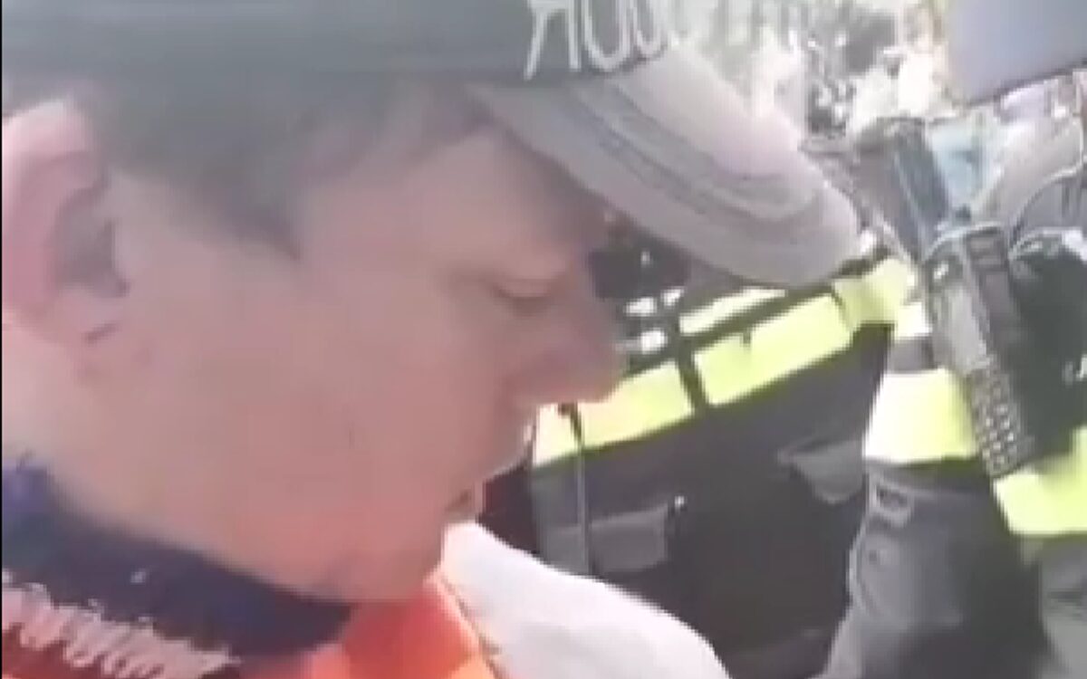 Video: Max is gefrustreerd omdat hij tegen de muur wordt gezet door de politie in Emmen