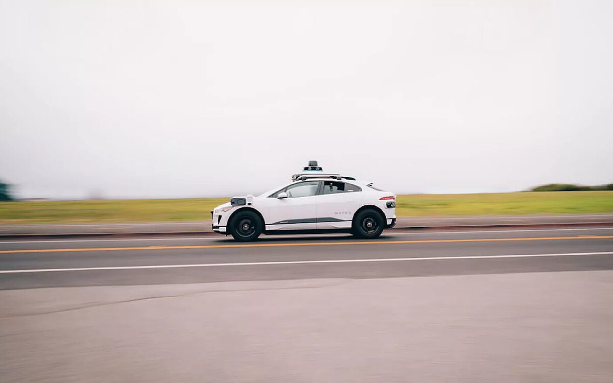 Influencer zet zelfrijdende auto's stil met een T-shirt
